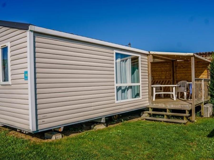 Camping Pas Cher vous présente avec son site Officiel campingpascher.fr, le Camping Paradis - La Ferme Erromardie classé 4 étoiles, situé sur la commune de Saint Jean De Luz dans le département Pyrénées-atlantiques (Aquitaine) en France. Le camping Paradis - La Ferme Erromardie vous propose un hébergement de type mobil-home de 25 m² avec climatisation (télévision). L'établissement vous propose 13 autres types d'hébergements. Découvrez tous nos séjours à petits prix dans la commune et aux alentours de Saint Jean De Luz du département : Pyrénées-atlantiques (Aquitaine). Les Avis clients pour le Camping Paradis - La Ferme Erromardie sont excellents avec une note moyenne de 8 sur 10. Mer, Piscine couverte, Piscine extérieure, Animations familiales, Club enfants, Aire de jeux enfants, Canoë-kayak, Centre équestre, Court de tennis, Cyclisme, Golf, Ping-pong, Plongée, Pétanque, Randonnée, Salle de jeux vidéo, Surf, Bar, Brasserie, Dépôt de pain, Pizzeria, Plats à emporter, Snack/Bar,... En savoir plus : cliquez-ICI.