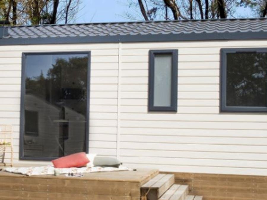 Camping Pas Cher vous présente avec son site Officiel campingpascher.fr, le Camping Paradis - La Ferme Erromardie classé 4 étoiles, situé sur la commune de Saint Jean De Luz dans le département Pyrénées-atlantiques (Aquitaine) en France. Le camping Paradis - La Ferme Erromardie vous propose un hébergement de type mobil-home de 30 m². L'établissement vous propose 13 autres types d'hébergements. Découvrez tous nos séjours à petits prix dans la commune et aux alentours de Saint Jean De Luz du département : Pyrénées-atlantiques (Aquitaine). Les Avis clients pour le Camping Paradis - La Ferme Erromardie sont excellents avec une note moyenne de 8 sur 10. Mer, Piscine couverte, Piscine extérieure, Animations familiales, Club enfants, Aire de jeux enfants, Canoë-kayak, Centre équestre, Court de tennis, Cyclisme, Golf, Ping-pong, Plongée, Pétanque, Randonnée, Salle de jeux vidéo, Surf, Bar, Brasserie, Dépôt de pain, Pizzeria, Plats à emporter, Snack/Bar,... En savoir plus : cliquez-ICI.