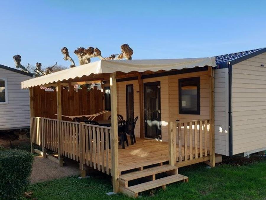 Camping Pas Cher vous présente avec son site Officiel campingpascher.fr, le Camping Paradis - La Ferme Erromardie classé 4 étoiles, situé sur la commune de Saint Jean De Luz dans le département Pyrénées-atlantiques (Aquitaine) en France. Le camping Paradis - La Ferme Erromardie vous propose un hébergement de type mobil-home. L'établissement vous propose 13 autres types d'hébergements. Découvrez tous nos séjours à petits prix dans la commune et aux alentours de Saint Jean De Luz du département : Pyrénées-atlantiques (Aquitaine). Les Avis clients pour le Camping Paradis - La Ferme Erromardie sont excellents avec une note moyenne de 8 sur 10. Mer, Piscine couverte, Piscine extérieure, Animations familiales, Club enfants, Aire de jeux enfants, Canoë-kayak, Centre équestre, Court de tennis, Cyclisme, Golf, Ping-pong, Plongée, Pétanque, Randonnée, Salle de jeux vidéo, Surf, Bar, Brasserie, Dépôt de pain, Pizzeria, Plats à emporter, Snack/Bar,... En savoir plus : cliquez-ICI.