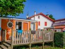 Camping Pas Cher vous présente avec son site Officiel campingpascher.fr, le Camping Paradis - La Ferme Erromardie classé 4 étoiles, situé sur la commune de Saint Jean De Luz dans le département Pyrénées-atlantiques (Aquitaine) en France. Le camping Paradis - La Ferme Erromardie, vous présente un hébergement de type mobil-home de 17 m² et télévision. Le camping Paradis - La Ferme Erromardie vous propose du dimanche 04 octobre au dimanche 11 octobre 2026, en promotion à -14% pour 7 nuits à 219 € au lieu de 255,0 € soit une Économie de 36 €. Cette location propose 9 dates différentes pour réserver votre séjour. Découvrez également les 13 autres gammes d'hébergements du camping. Les Avis clients pour le Camping Paradis - La Ferme Erromardie sont excellents avec une note moyenne de 8 sur 10. Mer, Piscine couverte, Piscine extérieure, Animations familiales, Club enfants, Aire de jeux enfants, Canoë-kayak, Centre équestre, Court de tennis, Cyclisme, Golf, Ping-pong, Plongée, Pétanque, Randonnée, Salle de jeux vidéo, Surf, Bar, Brasserie, Dépôt de pain, Pizzeria, Plats à emporter, Snack/Bar,... En savoir plus : cliquez-ICI.