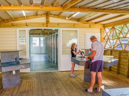 Camping Pas Cher vous présente avec son site Officiel campingpascher.fr, le Camping Paradis - La Ferme Erromardie classé 4 étoiles, situé sur la commune de Saint Jean De Luz dans le département Pyrénées-atlantiques (Aquitaine) en France. Le camping Paradis - La Ferme Erromardie, vous présente un hébergement de type mobil-home de 30 m² avec climatisation et télévision. Le camping Paradis - La Ferme Erromardie vous propose du sam. 12 septembre au sam. 19 septembre 2026, en promotion à -15% pour 7 nuits à 499 € au lieu de 590,0 € soit une Économie de 91 €. Cette location propose 11 dates différentes pour réserver votre séjour. Découvrez également les 13 autres gammes d'hébergements du camping. Les Avis clients pour le Camping Paradis - La Ferme Erromardie sont excellents avec une note moyenne de 8 sur 10. Mer, Piscine couverte, Piscine extérieure, Animations familiales, Club enfants, Aire de jeux enfants, Canoë-kayak, Centre équestre, Court de tennis, Cyclisme, Golf, Ping-pong, Plongée, Pétanque, Randonnée, Salle de jeux vidéo, Surf, Bar, Brasserie, Dépôt de pain, Pizzeria, Plats à emporter, Snack/Bar,... En savoir plus : cliquez-ICI.