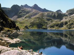 Camping Pas Cher vous présente avec son site Officiel campingpascher.fr, le Camping Paradis - La Ferme Erromardie classé 4 étoiles, situé sur la commune de Saint Jean De Luz dans le département Pyrénées-atlantiques (Aquitaine) en France. Le camping Paradis - La Ferme Erromardie, vous présente un hébergement de type mobil-home de 24 m² avec climatisation et télévision. Le camping Paradis - La Ferme Erromardie vous propose du sam. 12 septembre au sam. 19 septembre 2026, en promotion à -15% pour 7 nuits à 429 € au lieu de 506,0 € soit une Économie de 77 €. Cette location propose 8 dates différentes pour réserver votre séjour. Découvrez également les 13 autres gammes d'hébergements du camping. Les Avis clients pour le Camping Paradis - La Ferme Erromardie sont excellents avec une note moyenne de 8 sur 10. Mer, Piscine couverte, Piscine extérieure, Animations familiales, Club enfants, Aire de jeux enfants, Canoë-kayak, Centre équestre, Court de tennis, Cyclisme, Golf, Ping-pong, Plongée, Pétanque, Randonnée, Salle de jeux vidéo, Surf, Bar, Brasserie, Dépôt de pain, Pizzeria, Plats à emporter, Snack/Bar,... En savoir plus : cliquez-ICI.