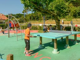 Camping Pas Cher vous présente avec son site Officiel campingpascher.fr, le Camping Paradis - La Ferme Erromardie classé 4 étoiles, situé sur la commune de Saint Jean De Luz dans le département Pyrénées-atlantiques (Aquitaine) en France. Le camping Paradis - La Ferme Erromardie, vous présente un hébergement de type mobil-home de 21 m² et télévision. Le camping Paradis - La Ferme Erromardie vous propose du sam. 26 septembre au sam. 03 octobre 2026, en promotion à -15% pour 7 nuits à 269 € au lieu de 318,0 € soit une Économie de 49 €. Cette location propose 10 dates différentes pour réserver votre séjour. Découvrez également les 13 autres gammes d'hébergements du camping. Les Avis clients pour le Camping Paradis - La Ferme Erromardie sont excellents avec une note moyenne de 8 sur 10. Mer, Piscine couverte, Piscine extérieure, Animations familiales, Club enfants, Aire de jeux enfants, Canoë-kayak, Centre équestre, Court de tennis, Cyclisme, Golf, Ping-pong, Plongée, Pétanque, Randonnée, Salle de jeux vidéo, Surf, Bar, Brasserie, Dépôt de pain, Pizzeria, Plats à emporter, Snack/Bar,... En savoir plus : cliquez-ICI.