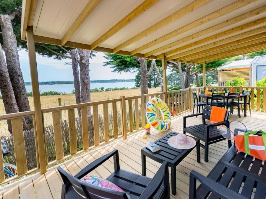 Camping Pas Cher vous présente avec son site Officiel campingpascher.fr, le Camping De La Baie classé 4 étoiles, situé sur la commune de Assérac dans le département Loire-atlantique (Pays De La Loire) en France. Le camping De La Baie vous propose un hébergement de type mobil-home de 33 m² (télévision). L'établissement vous propose 10 autres types d'hébergements. Découvrez tous nos séjours à petits prix dans la commune et aux alentours de Assérac du département : Loire-atlantique (Pays De La Loire). Les Avis clients pour le Camping De La Baie sont excellents avec une note moyenne de 9 sur 10. Piscine chauffée, Piscine couverte, Club enfants, Aire de jeux enfants, Cyclisme, Ping-pong, Planche à voile, Pétanque, Randonnée, Terrain de basketball, Terrain de volley-ball, Terrain multisports, kiteSurf, Bar, Dépôt de pain, Plats à emporter, Snack/Bar, Supermarché, Épicerie,... En savoir plus : cliquez-ICI.
