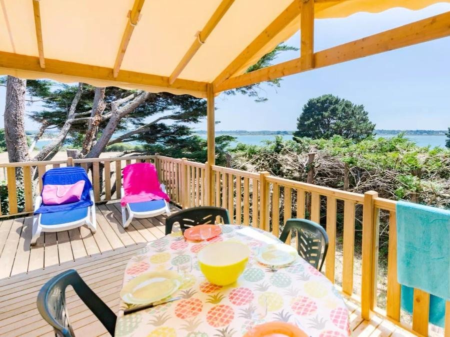 Camping Pas Cher vous présente avec son site Officiel campingpascher.fr, le Camping De La Baie classé 4 étoiles, situé sur la commune de Assérac dans le département Loire-atlantique (Pays De La Loire) en France. Le camping De La Baie vous propose un hébergement de type mobil-home de 32 m² (télévision). L'établissement vous propose 10 autres types d'hébergements. Découvrez tous nos séjours à petits prix dans la commune et aux alentours de Assérac du département : Loire-atlantique (Pays De La Loire). Les Avis clients pour le Camping De La Baie sont excellents avec une note moyenne de 9 sur 10. Piscine chauffée, Piscine couverte, Club enfants, Aire de jeux enfants, Cyclisme, Ping-pong, Planche à voile, Pétanque, Randonnée, Terrain de basketball, Terrain de volley-ball, Terrain multisports, kiteSurf, Bar, Dépôt de pain, Plats à emporter, Snack/Bar, Supermarché, Épicerie,... En savoir plus : cliquez-ICI.