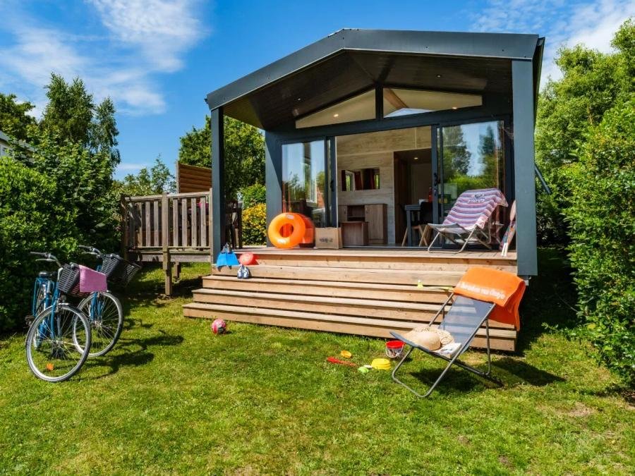 Camping Pas Cher vous présente avec son site Officiel campingpascher.fr, le Camping De La Baie classé 4 étoiles, situé sur la commune de Assérac dans le département Loire-atlantique (Pays De La Loire) en France. Le camping De La Baie vous propose un hébergement de type mobil-home de 31 m² (télévision). L'établissement vous propose 10 autres types d'hébergements. Découvrez tous nos séjours à petits prix dans la commune et aux alentours de Assérac du département : Loire-atlantique (Pays De La Loire). Les Avis clients pour le Camping De La Baie sont excellents avec une note moyenne de 9 sur 10. Piscine chauffée, Piscine couverte, Club enfants, Aire de jeux enfants, Cyclisme, Ping-pong, Planche à voile, Pétanque, Randonnée, Terrain de basketball, Terrain de volley-ball, Terrain multisports, kiteSurf, Bar, Dépôt de pain, Plats à emporter, Snack/Bar, Supermarché, Épicerie,... En savoir plus : cliquez-ICI.