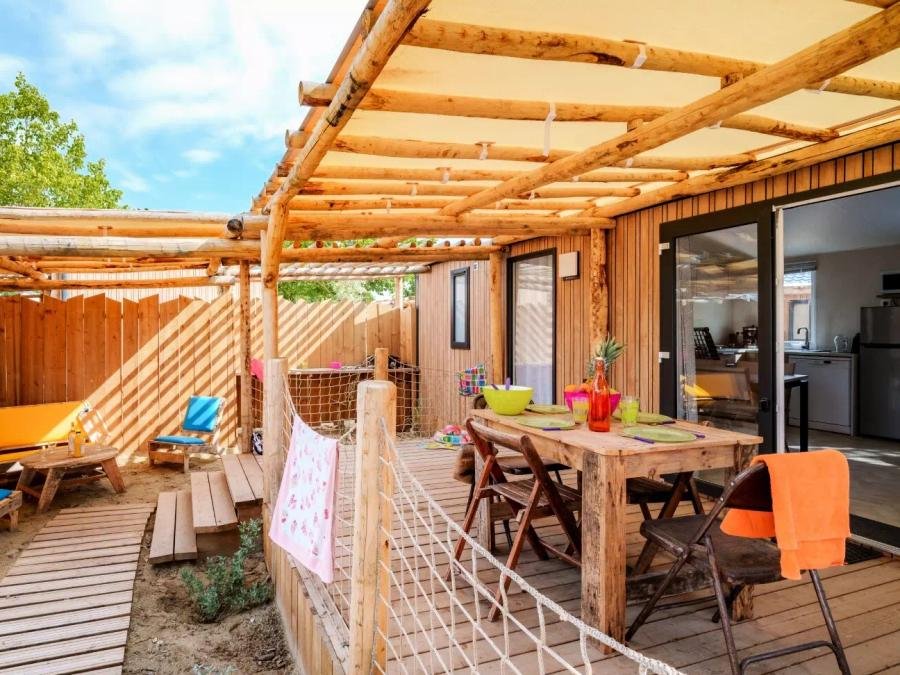 Camping Pas Cher vous présente avec son site Officiel campingpascher.fr, le Camping De La Baie classé 4 étoiles, situé sur la commune de Assérac dans le département Loire-atlantique (Pays De La Loire) en France. Le camping De La Baie vous propose un hébergement de type mobil-home de 34 m² (télévision). L'établissement vous propose 10 autres types d'hébergements. Découvrez tous nos séjours à petits prix dans la commune et aux alentours de Assérac du département : Loire-atlantique (Pays De La Loire). Les Avis clients pour le Camping De La Baie sont excellents avec une note moyenne de 9 sur 10. Piscine chauffée, Piscine couverte, Club enfants, Aire de jeux enfants, Cyclisme, Ping-pong, Planche à voile, Pétanque, Randonnée, Terrain de basketball, Terrain de volley-ball, Terrain multisports, kiteSurf, Bar, Dépôt de pain, Plats à emporter, Snack/Bar, Supermarché, Épicerie,... En savoir plus : cliquez-ICI.