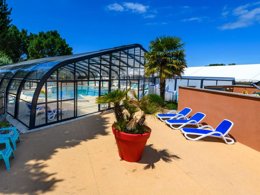 Camping Pas Cher vous présente avec son site Officiel campingpascher.fr, le Camping De La Baie classé 4 étoiles, situé sur la commune de Assérac dans le département Loire-atlantique (Pays De La Loire) en France. Le camping De La Baie vous propose un hébergement de type mobil-home de 32 m² (télévision). L'établissement vous propose 10 autres types d'hébergements. Découvrez tous nos séjours à petits prix dans la commune et aux alentours de Assérac du département : Loire-atlantique (Pays De La Loire). Les Avis clients pour le Camping De La Baie sont excellents avec une note moyenne de 9 sur 10. Piscine chauffée, Piscine couverte, Club enfants, Aire de jeux enfants, Cyclisme, Ping-pong, Planche à voile, Pétanque, Randonnée, Terrain de basketball, Terrain de volley-ball, Terrain multisports, kiteSurf, Bar, Dépôt de pain, Plats à emporter, Snack/Bar, Supermarché, Épicerie,... En savoir plus : cliquez-ICI.