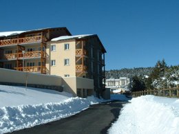 Camping Pas Cher vous présente avec son site Officiel campingpascher.fr, la Résidence Pyrénées 2000 classé 3 étoiles, située sur la commune de Bolquere dans le département Pyrénées-orientales (Languedoc Roussillon) en France. La résidence Pyrénées 2000, vous présente un hébergement de type studio de 25 m² et télévision. La résidence Pyrénées 2000 vous proposeun séjour PAS CHER avec une REMISEdu sam. 05 septembre au sam. 12 septembre 2026, en promotion à -33% pour 7 nuits à 191,73 € au lieu de 288,75 € soit une Économie de 97,02 €. Cette location propose 113 dates différentes pour réserver votre séjour. Découvrez également les 14 autres gammes d'hébergements de la résidence. Les Avis clients pour la Résidence Pyrénées 2000 sont excellents avec une note moyenne de 8 sur 10. Aire de jeux enfants, Salle de fitness, Boulangerie,... En savoir plus : cliquez-ICI.