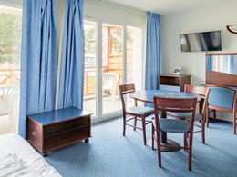 Camping Pas Cher vous présente avec son site Officiel campingpascher.fr, la Résidence Pyrénées 2000 - Vacancéole classé 3 étoiles, située sur la commune de Bolquere dans le département Pyrénées-orientales (Languedoc Roussillon) en France. La résidence Pyrénées 2000 - Vacancéole, vous présente un hébergement de type studio de 27 m² pour 4 personnes et télévision. La résidence Pyrénées 2000 - Vacancéole vous proposeun séjour PAS CHER avec une REMISEdu sam. 05 septembre au sam. 12 septembre 2026, en promotion à -33% pour 7 nuits à 204 € au lieu de 307,23 € soit une Économie de 103,23 €. Cette location propose 162 dates différentes pour réserver votre séjour. Découvrez également les 12 autres gammes d'hébergements de la résidence. Les Avis clients pour la Résidence Pyrénées 2000 - Vacancéole sont excellents avec une note moyenne de 8 sur 10. Aire de jeux enfants, Salle de fitness, Boulangerie,... En savoir plus : cliquez-ICI.