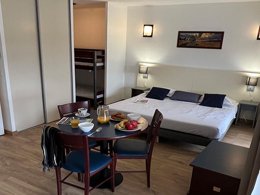 Camping Pas Cher vous présente avec son site Officiel campingpascher.fr, la Résidence Pyrénées 2000 - Vacancéole classé 3 étoiles, située sur la commune de Bolquere dans le département Pyrénées-orientales (Languedoc Roussillon) en France. La résidence Pyrénées 2000 - Vacancéole, vous présente un hébergement de type studio de 27 m² pour 4 personnes et télévision. La résidence Pyrénées 2000 - Vacancéole vous proposeun séjour PAS CHER avec une REMISEdu sam. 05 septembre au sam. 12 septembre 2026, en promotion à -33% pour 7 nuits à 240,80 € au lieu de 362,65 € soit une Économie de 121,85 €. Cette location propose 174 dates différentes pour réserver votre séjour. Découvrez également les 12 autres gammes d'hébergements de la résidence. Les Avis clients pour la Résidence Pyrénées 2000 - Vacancéole sont excellents avec une note moyenne de 8 sur 10. Aire de jeux enfants, Salle de fitness, Boulangerie,... En savoir plus : cliquez-ICI.