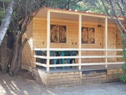 Camping Pas Cher vous présente avec son site Officiel campingpascher.fr, le Camping Coccorrocci, situé sur la commune de Marina Di Gairo dans le département Nuoro (Sardaigne) en Italie. Le camping Coccorrocci vous propose un hébergement de type bungalow de 20 m² pour 2 personnes avec climatisation. L'établissement vous propose 4 autres types d'hébergements. Découvrez tous nos séjours à petits prix dans la commune et aux alentours de Marina Di Gairo du département : Nuoro (Sardaigne). Piscine extérieure, Aire de jeux enfants, Centre équestre, Bar, Pizzeria,... En savoir plus : cliquez-ICI.