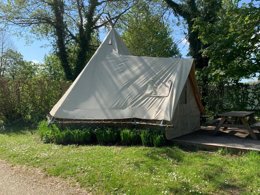 Camping Pas Cher vous présente avec son site Officiel campingpascher.fr, le Camping La Saline classé 3 étoiles, situé sur la commune de Arc Et Senans dans le département Doubs (Franche Comté) en France. Le camping La Saline, vous présente un hébergement de type hébergement insolite pour 2 personnes. Le camping La Saline vous propose du jeudi 30 avril au jeudi 07 mai 2026 pour 7 nuits à 310€. Cette location propose 137 dates différentes pour réserver votre séjour. Découvrez également les 15 autres gammes d'hébergements du camping. Les Avis clients pour le Camping La Saline sont excellents avec une note moyenne de 8 sur 10. Rivière, Piscine chauffée, Piscine extérieure, Aire de jeux enfants, Canoë-kayak, Cyclisme, Paddle, Pétanque, Randonnée, Bar, Dépôt de pain, Plats à emporter, Snack/Bar,... En savoir plus : cliquez-ICI.