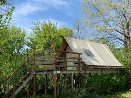 Camping Pas Cher vous présente avec son site Officiel campingpascher.fr, le Camping La Saline classé 3 étoiles, situé sur la commune de Arc Et Senans dans le département Doubs (Franche Comté) en France. Le camping La Saline, vous présente un hébergement de type hébergement insolite. Le camping La Saline vous propose du jeudi 30 avril au jeudi 07 mai 2026 pour 7 nuits à 250€. Cette location propose 128 dates différentes pour réserver votre séjour. Découvrez également les 15 autres gammes d'hébergements du camping. Les Avis clients pour le Camping La Saline sont excellents avec une note moyenne de 8 sur 10. Rivière, Piscine chauffée, Piscine extérieure, Aire de jeux enfants, Canoë-kayak, Cyclisme, Paddle, Pétanque, Randonnée, Bar, Dépôt de pain, Plats à emporter, Snack/Bar,... En savoir plus : cliquez-ICI.