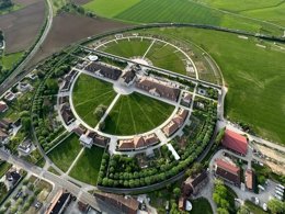 Camping Pas Cher vous présente avec son site Officiel campingpascher.fr, le Camping La Saline classé 3 étoiles, situé sur la commune de Arc Et Senans dans le département Doubs (Franche Comté) en France. Le camping La Saline, vous présente un hébergement de type hébergement insolite. Le camping La Saline vous propose du jeudi 30 avril au jeudi 07 mai 2026 pour 7 nuits à 250€. Cette location propose 126 dates différentes pour réserver votre séjour. Découvrez également les 15 autres gammes d'hébergements du camping. Les Avis clients pour le Camping La Saline sont excellents avec une note moyenne de 8 sur 10. Rivière, Piscine chauffée, Piscine extérieure, Aire de jeux enfants, Canoë-kayak, Cyclisme, Paddle, Pétanque, Randonnée, Bar, Dépôt de pain, Plats à emporter, Snack/Bar,... En savoir plus : cliquez-ICI.