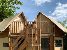 Camping Pas Cher vous présente avec son site Officiel campingpascher.fr, le Camping La Saline classé 3 étoiles, situé sur la commune de Arc Et Senans dans le département Doubs (Franche Comté) en France. Le camping La Saline, vous présente un hébergement de type mobil-home de 30 m² pour 6 personnes. Le camping La Saline vous propose du dimanche 03 mai au dimanche 10 mai 2026 pour 7 nuits à 450€. Cette location propose 121 dates différentes pour réserver votre séjour. Découvrez également les 15 autres gammes d'hébergements du camping. Les Avis clients pour le Camping La Saline sont excellents avec une note moyenne de 8 sur 10. Rivière, Piscine chauffée, Piscine extérieure, Aire de jeux enfants, Canoë-kayak, Cyclisme, Paddle, Pétanque, Randonnée, Bar, Dépôt de pain, Plats à emporter, Snack/Bar,... En savoir plus : cliquez-ICI.