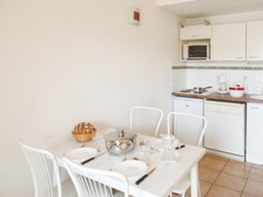 Camping Pas Cher vous présente avec son site Officiel campingpascher.fr, la Résidence Samaria Village - Vacancéole, située sur la commune de Le Cap D'agde dans le département Hérault (Languedoc Roussillon) en France. La résidence Samaria Village - Vacancéole, vous présente un hébergement de type maison de 35 m² et télévision. La résidence Samaria Village - Vacancéole vous propose du sam. 06 juin au sam. 13 juin 2026, en promotion à -20% pour 7 nuits à 466,40 € au lieu de 583,0 € soit une Économie de 116,60 €. Cette location propose 70 dates différentes pour réserver votre séjour. Découvrez également les 3 autres gammes d'hébergements de la résidence. Les Avis clients pour la Résidence Samaria Village - Vacancéole sont excellents avec une note moyenne de 8 sur 10. Piscine extérieure, Centre équestre, Court de tennis, Golf, Planche à voile, Terrain de volley-ball, Voile, Créperie,... En savoir plus : cliquez-ICI.