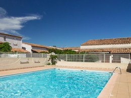 Camping Pas Cher vous présente avec son site Officiel campingpascher.fr, la Résidence Samaria Village - Vacancéole, située sur la commune de Le Cap D'agde dans le département Hérault (Languedoc Roussillon) en France. La résidence Samaria Village - Vacancéole vous propose un hébergement de type maison de 52 m² (télévision). L'établissement vous propose 3 autres types d'hébergements. Découvrez tous nos séjours à petits prix dans la commune et aux alentours de Le Cap D'agde du département : Hérault (Languedoc Roussillon). Les Avis clients pour la Résidence Samaria Village - Vacancéole sont excellents avec une note moyenne de 8 sur 10. Piscine extérieure, Centre équestre, Court de tennis, Golf, Planche à voile, Terrain de volley-ball, Voile, Créperie,... En savoir plus : cliquez-ICI.