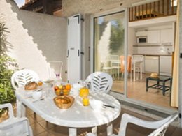 Camping Pas Cher vous présente avec son site Officiel campingpascher.fr, la Résidence Samaria Village - Vacancéole, située sur la commune de Le Cap D'agde dans le département Hérault (Languedoc Roussillon) en France. La résidence Samaria Village - Vacancéole, vous présente un hébergement de type maison. La résidence Samaria Village - Vacancéole vous propose du sam. 04 juillet au sam. 11 juillet 2026, en promotion à -25% pour 7 nuits à 849,60 € au lieu de 1137,35 € soit une Économie de 287,75 €. Cette location propose 4 dates différentes pour réserver votre séjour. Découvrez également les 1 autres gammes d'hébergements de la résidence. Les Avis clients pour la Résidence Samaria Village - Vacancéole sont excellents avec une note moyenne de 8 sur 10. Piscine extérieure, Centre équestre, Court de tennis, Golf, Planche à voile, Terrain de volley-ball, Voile, Créperie,... En savoir plus : cliquez-ICI.