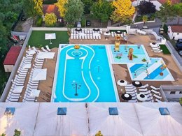 Camping Pas Cher vous présente avec son site Officiel campingpascher.fr, le Camping Village I Tre Moschettieri classé 4 étoiles, situé sur la commune de Lido Di Pomposa dans le département Ferrare (Emilia Romagna) en Italie. Le camping Village I Tre Moschettieri, vous présente un hébergement de type appartement de 39 m² pour 2 personnes avec climatisation et télévision. Le camping Village I Tre Moschettieri vous propose du vendredi 11 septembre au vendredi 18 septembre 2026, en promotion à -25% pour 7 nuits à 577,50 € au lieu de 770,0 € soit une Économie de 192,50 €. Cette location propose 4 dates différentes pour réserver votre séjour. Découvrez également les 5 autres gammes d'hébergements du camping. Les Avis clients pour le Camping Village I Tre Moschettieri sont excellents avec une note moyenne de 9 sur 10. Piscine extérieure, Animations familiales, Aire de jeux enfants, Centre équestre, Court de tennis, Ping-pong, Pétanque, Salle de fitness, Terrain de football, Bar, Épicerie,... En savoir plus : cliquez-ICI.