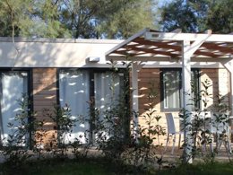 Camping Pas Cher vous présente avec son site Officiel campingpascher.fr, le Camping Village I Tre Moschettieri classé 4 étoiles, situé sur la commune de Lido Di Pomposa dans le département Ferrare (Emilia Romagna) en Italie. Le camping Village I Tre Moschettieri, vous présente un hébergement de type mobil-home de 32 m² pour 1 personne avec climatisation et télévision. Le camping Village I Tre Moschettieri vous propose du lundi 20 avril au lundi 27 avril 2026, en promotion à -28% pour 7 nuits à 575 € au lieu de 805,0 € soit une Économie de 230 €. Cette location propose 108 dates différentes pour réserver votre séjour. Découvrez également les 5 autres gammes d'hébergements du camping. Les Avis clients pour le Camping Village I Tre Moschettieri sont excellents avec une note moyenne de 9 sur 10. Piscine extérieure, Animations familiales, Aire de jeux enfants, Centre équestre, Court de tennis, Ping-pong, Pétanque, Salle de fitness, Terrain de football, Bar, Épicerie,... En savoir plus : cliquez-ICI.