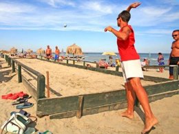 Camping Pas Cher vous présente avec son site Officiel campingpascher.fr, le Camping Village I Tre Moschettieri classé 4 étoiles, situé sur la commune de Lido Di Pomposa dans le département Ferrare (Emilia Romagna) en Italie. Le camping Village I Tre Moschettieri, vous présente un hébergement de type appartement de 39 m² pour 2 personnes avec climatisation et télévision. Le camping Village I Tre Moschettieri vous propose du lundi 20 avril au lundi 27 avril 2026, en promotion à -28% pour 7 nuits à 500 € au lieu de 700,0 € soit une Économie de 200 €. Cette location propose 115 dates différentes pour réserver votre séjour. Découvrez également les 5 autres gammes d'hébergements du camping. Les Avis clients pour le Camping Village I Tre Moschettieri sont excellents avec une note moyenne de 9 sur 10. Piscine extérieure, Animations familiales, Aire de jeux enfants, Centre équestre, Court de tennis, Ping-pong, Pétanque, Salle de fitness, Terrain de football, Bar, Épicerie,... En savoir plus : cliquez-ICI.