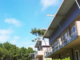 Camping Pas Cher vous présente avec son site Officiel campingpascher.fr, le Village vacances Village Vacances De Carcans-Maubuisson Les Dunes classé 3 étoiles, situé sur la commune de Carcans dans le département Gironde (Aquitaine) en France. Le village vacances Village Vacances De Carcans-Maubuisson Les Dunes, vous présente un hébergement de type chambre de 14 m² et télévision. Le village vacances Village Vacances De Carcans-Maubuisson Les Dunes vous propose du sam. 25 avril au sam. 02 mai 2026, en promotion à -20% pour 7 nuits à 854 € au lieu de 1067,5 € soit une Économie de 213,50 €. Cette location propose 9 dates différentes pour réserver votre séjour. Découvrez également les 7 autres gammes d'hébergements du village vacances. Les Avis clients pour le Village vacances Village Vacances De Carcans-Maubuisson Les Dunes sont de 7 sur 10. Piscine chauffée, Piscine couverte, Animations familiales, Club ados, Club enfants, Aire de jeux enfants, Canoë-kayak, Court de tennis, Cyclisme, Ping-pong, Planche à voile, Pédalo, Pétanque, Randonnée, Surf, Bar, Plats à emporter, Restaurant, Épicerie,... En savoir plus : cliquez-ICI.