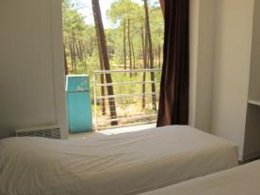 Camping Pas Cher vous présente avec son site Officiel campingpascher.fr, le Village vacances Village Vacances De Carcans-Maubuisson Les Dunes classé 3 étoiles, situé sur la commune de Carcans dans le département Gironde (Aquitaine) en France. Le village vacances Village Vacances De Carcans-Maubuisson Les Dunes, vous présente un hébergement de type appartement de 40 m² pour 2 personnes et télévision. Le village vacances Village Vacances De Carcans-Maubuisson Les Dunes vous propose du vendredi 16 octobre au vendredi 23 octobre 2026, en promotion à -20% pour 7 nuits à 429,98 € au lieu de 537,51 € soit une Économie de 107,53 €. Cette location propose 120 dates différentes pour réserver votre séjour. Découvrez également les 7 autres gammes d'hébergements du village vacances. Les Avis clients pour le Village vacances Village Vacances De Carcans-Maubuisson Les Dunes sont de 7 sur 10. Piscine chauffée, Piscine couverte, Animations familiales, Club ados, Club enfants, Aire de jeux enfants, Canoë-kayak, Court de tennis, Cyclisme, Ping-pong, Planche à voile, Pédalo, Pétanque, Randonnée, Surf, Bar, Plats à emporter, Restaurant, Épicerie,... En savoir plus : cliquez-ICI.