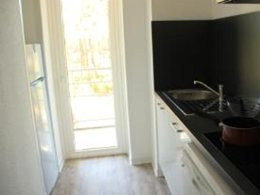 Camping Pas Cher vous présente avec son site Officiel campingpascher.fr, le Village vacances Village Vacances De Carcans-Maubuisson Les Dunes classé 3 étoiles, situé sur la commune de Carcans dans le département Gironde (Aquitaine) en France. Le village vacances Village Vacances De Carcans-Maubuisson Les Dunes, vous présente un hébergement de type appartement de 48 m² pour 2 personnes et télévision. Le village vacances Village Vacances De Carcans-Maubuisson Les Dunes vous propose du dimanche 14 juin au dimanche 21 juin 2026, en promotion à -20% pour 7 nuits à 642,14 € au lieu de 802,68 € soit une Économie de 160,54 €. Cette location propose 120 dates différentes pour réserver votre séjour. Découvrez également les 7 autres gammes d'hébergements du village vacances. Les Avis clients pour le Village vacances Village Vacances De Carcans-Maubuisson Les Dunes sont de 7 sur 10. Piscine chauffée, Piscine couverte, Animations familiales, Club ados, Club enfants, Aire de jeux enfants, Canoë-kayak, Court de tennis, Cyclisme, Ping-pong, Planche à voile, Pédalo, Pétanque, Randonnée, Surf, Bar, Plats à emporter, Restaurant, Épicerie,... En savoir plus : cliquez-ICI.