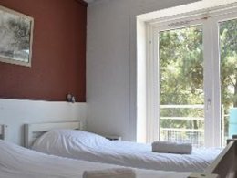 Camping Pas Cher vous présente avec son site Officiel campingpascher.fr, le Village vacances Village Vacances De Carcans-Maubuisson Les Dunes classé 3 étoiles, situé sur la commune de Carcans dans le département Gironde (Aquitaine) en France. Le village vacances Village Vacances De Carcans-Maubuisson Les Dunes, vous présente un hébergement de type chambre de 14 m² et télévision. Le village vacances Village Vacances De Carcans-Maubuisson Les Dunes vous propose du sam. 25 avril au sam. 02 mai 2026, en promotion à -20% pour 7 nuits à 854 € au lieu de 1067,5 € soit une Économie de 213,50 €. Cette location propose 9 dates différentes pour réserver votre séjour. Découvrez également les 7 autres gammes d'hébergements du village vacances. Les Avis clients pour le Village vacances Village Vacances De Carcans-Maubuisson Les Dunes sont de 7 sur 10. Piscine chauffée, Piscine couverte, Animations familiales, Club ados, Club enfants, Aire de jeux enfants, Canoë-kayak, Court de tennis, Cyclisme, Ping-pong, Planche à voile, Pédalo, Pétanque, Randonnée, Surf, Bar, Plats à emporter, Restaurant, Épicerie,... En savoir plus : cliquez-ICI.