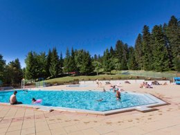 Camping Pas Cher vous présente avec son site Officiel campingpascher.fr, la Résidence Le Sappey - Vacancéole, située sur la commune de Doucy dans le département Savoie (Rhône Alpes) en France. La résidence Le Sappey - Vacancéole, vous présente un hébergement de type studio de 23 m² pour 3 personnes et télévision. La résidence Le Sappey - Vacancéole vous proposeun séjour PAS CHER avec une REMISEdu sam. 18 juillet au sam. 25 juillet 2026, en promotion à -30% pour 7 nuits à 220,49 € au lieu de 315,0 € soit une Économie de 94,51 €. Cette location propose 29 dates différentes pour réserver votre séjour. Découvrez également les 6 autres gammes d'hébergements de la résidence. Les Avis clients pour la Résidence Le Sappey - Vacancéole sont excellents avec une note moyenne de 8 sur 10. Animation enfants, Animations familiales, Randonnée, Snack/Bar,... En savoir plus : cliquez-ICI.