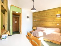 Camping Pas Cher vous présente avec son site Officiel campingpascher.fr, la Résidence Le Sappey - Vacancéole, située sur la commune de Doucy dans le département Savoie (Rhône Alpes) en France. La résidence Le Sappey - Vacancéole, vous présente un hébergement de type studio de 23 m² pour 3 personnes et télévision. La résidence Le Sappey - Vacancéole vous proposeun séjour PAS CHER avec une REMISEdu vendredi 26 juin au vendredi 03 juillet 2026, en promotion à -33% pour 7 nuits à 228 € au lieu de 343,37 € soit une Économie de 115,37 €. Cette location propose 44 dates différentes pour réserver votre séjour. Découvrez également les 6 autres gammes d'hébergements de la résidence. Les Avis clients pour la Résidence Le Sappey - Vacancéole sont excellents avec une note moyenne de 8 sur 10. Animation enfants, Animations familiales, Randonnée, Snack/Bar,... En savoir plus : cliquez-ICI.