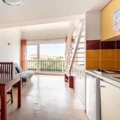 Camping Pas Cher vous présente avec son site Officiel campingpascher.fr, la Résidence Le Saint-Clair, située sur la commune de Le Cap D'agde dans le département Hérault (Languedoc Roussillon) en France. La résidence Le Saint-Clair vous propose un hébergement de type appartement de 45 m² (télévision). L'établissement vous propose 9 autres types d'hébergements. Découvrez tous nos séjours à petits prix dans la commune et aux alentours de Le Cap D'agde du département : Hérault (Languedoc Roussillon). MerRivièreÉtang, Piscine extérieure, Salle de fitness, Surf, Terrain de beach-volley, Voile,... En savoir plus : cliquez-ICI.