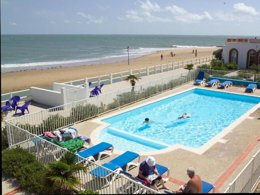 Camping Pas Cher vous présente avec son site Officiel campingpascher.fr, la Résidence L'Océan - Vacancéole, située sur la commune de La Tranche Sur Mer dans le département Vendée (Pays De La Loire) en France. La résidence L'Océan - Vacancéole, vous présente un hébergement de type appartement de 32 m² pour 5 personnes et télévision. La résidence L'Océan - Vacancéole vous propose du sam. 09 mai au sam. 16 mai 2026, en promotion à -25% pour 7 nuits à 498,60 € au lieu de 667,47 € soit une Économie de 168,87 €. Cette location propose 84 dates différentes pour réserver votre séjour. Découvrez également les 7 autres gammes d'hébergements de la résidence. Les Avis clients pour la Résidence L'Océan - Vacancéole sont excellents avec une note moyenne de 8 sur 10. Mer, Piscine chauffée, Piscine extérieure, Cyclisme, Surf, kiteSurf, Supermarché,... En savoir plus : cliquez-ICI.