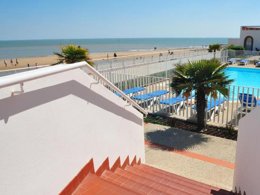 Camping Pas Cher vous présente avec son site Officiel campingpascher.fr, la Résidence L'Océan - Vacancéole, située sur la commune de La Tranche Sur Mer dans le département Vendée (Pays De La Loire) en France. La résidence L'Océan - Vacancéole, vous présente un hébergement de type studio de 18 m² et télévision. La résidence L'Océan - Vacancéole vous propose du sam. 09 mai au sam. 16 mai 2026, en promotion à -25% pour 7 nuits à 339,30 € au lieu de 454,22 € soit une Économie de 114,92 €. Cette location propose 92 dates différentes pour réserver votre séjour. Découvrez également les 7 autres gammes d'hébergements de la résidence. Les Avis clients pour la Résidence L'Océan - Vacancéole sont excellents avec une note moyenne de 8 sur 10. Mer, Piscine chauffée, Piscine extérieure, Cyclisme, Surf, kiteSurf, Supermarché,... En savoir plus : cliquez-ICI.