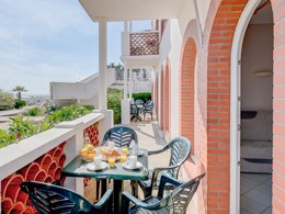 Camping Pas Cher vous présente avec son site Officiel campingpascher.fr, la Résidence L'Océan - Vacancéole, située sur la commune de La Tranche Sur Mer dans le département Vendée (Pays De La Loire) en France. La résidence L'Océan - Vacancéole, vous présente un hébergement de type studio de 25 m² pour 4 personnes et télévision. La résidence L'Océan - Vacancéole vous propose du sam. 09 mai au sam. 16 mai 2026, en promotion à -25% pour 7 nuits à 468,90 € au lieu de 627,71 € soit une Économie de 158,81 €. Cette location propose 86 dates différentes pour réserver votre séjour. Découvrez également les 7 autres gammes d'hébergements de la résidence. Les Avis clients pour la Résidence L'Océan - Vacancéole sont excellents avec une note moyenne de 8 sur 10. Mer, Piscine chauffée, Piscine extérieure, Cyclisme, Surf, kiteSurf, Supermarché,... En savoir plus : cliquez-ICI.