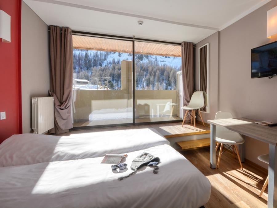 Camping Pas Cher vous présente avec son site Officiel campingpascher.fr, la Résidence SOWELL - New Chastillon - Isola 2000 classé 4 étoiles, située sur la commune de Isola 2000 dans le département Alpes-maritimes (Provence Alpes Côte D'azur) en France. La résidence SOWELL - New Chastillon - Isola 2000, vous présente un hébergement de type studio de 22 m² pour 3 personnes et télévision. La résidence SOWELL - New Chastillon - Isola 2000 vous propose du lundi 13 juillet au lundi 20 juillet 2026 pour 7 nuits à 732€. Cette location propose 26 dates différentes pour réserver votre séjour. Découvrez également les 7 autres gammes d'hébergements de la résidence. Les Avis clients pour la Résidence SOWELL - New Chastillon - Isola 2000 sont de 7 sur 10. Piscine couverte, Piscine extérieure, Centre équestre, Cyclisme, Randonnée, Bar, Épicerie,... En savoir plus : cliquez-ICI.