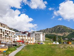 Camping Pas Cher vous présente avec son site Officiel campingpascher.fr, la Résidence SOWELL - New Chastillon - Isola 2000 classé 4 étoiles, située sur la commune de Isola 2000 dans le département Alpes-maritimes (Provence Alpes Côte D'azur) en France. La résidence SOWELL - New Chastillon - Isola 2000, vous présente un hébergement de type studio de 20 m² pour 2 personnes et télévision. La résidence SOWELL - New Chastillon - Isola 2000 vous propose du lundi 13 juillet au lundi 20 juillet 2026 pour 7 nuits à 557€. Cette location propose 21 dates différentes pour réserver votre séjour. Découvrez également les 7 autres gammes d'hébergements de la résidence. Les Avis clients pour la Résidence SOWELL - New Chastillon - Isola 2000 sont de 7 sur 10. Piscine couverte, Piscine extérieure, Centre équestre, Cyclisme, Randonnée, Bar, Épicerie,... En savoir plus : cliquez-ICI.