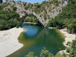 Camping Pas Cher vous présente avec son site Officiel campingpascher.fr, le Camping La Rouviere classé 3 étoiles, situé sur la commune de Vallon Pont D'arc dans le département Ardèche (Rhône Alpes) en France. Le camping La Rouviere vous propose un hébergement de type mobil-home de 30 m². L'établissement vous propose 7 autres types d'hébergements. Découvrez tous nos séjours à petits prix dans la commune et aux alentours de Vallon Pont D'arc du département : Ardèche (Rhône Alpes). Les Avis clients pour le Camping La Rouviere sont excellents avec une note moyenne de 8 sur 10. Rivière, Animations familiales, Club ados, Canoë-kayak, Centre équestre, Ping-pong, Pétanque, Randonnée, Salle de jeux vidéo, Terrain de football, Terrain de volley-ball, Terrain multisports, Bar, Plats à emporter, Épicerie,... En savoir plus : cliquez-ICI.