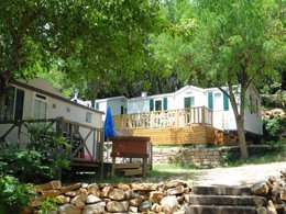 Camping Pas Cher vous présente avec son site Officiel campingpascher.fr, le Camping La Rouviere classé 3 étoiles, situé sur la commune de Vallon Pont D'arc dans le département Ardèche (Rhône-alpes) en France. Le camping La Rouviere vous propose un hébergement de type mobil-home de 28 m². L'établissement vous propose 7 autres types d'hébergements. Découvrez tous nos séjours à petits prix dans la commune et aux alentours de Vallon Pont D'arc du département : Ardèche (Rhône-alpes). Les Avis clients pour le Camping La Rouviere sont excellents avec une note moyenne de 8 sur 10. Rivière, Animations familiales, Club ados, Canoë-kayak, Centre équestre, Ping-pong, Pétanque, Randonnée, Salle de jeux vidéo, Terrain de football, Terrain de volley-ball, Terrain multisports, Bar, Plats à emporter, Épicerie,... En savoir plus : cliquez-ICI.