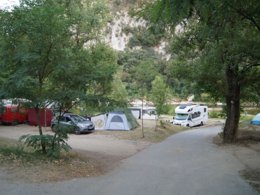 Camping Pas Cher vous présente avec son site Officiel campingpascher.fr, le Camping La Rouviere classé 3 étoiles, situé sur la commune de Vallon Pont D'arc dans le département Ardèche (Rhône-alpes) en France. Le camping La Rouviere vous propose un hébergement de type bungalow toilé de 20 m². L'établissement vous propose 7 autres types d'hébergements. Découvrez tous nos séjours à petits prix dans la commune et aux alentours de Vallon Pont D'arc du département : Ardèche (Rhône-alpes). Les Avis clients pour le Camping La Rouviere sont excellents avec une note moyenne de 8 sur 10. Rivière, Animations familiales, Club ados, Canoë-kayak, Centre équestre, Ping-pong, Pétanque, Randonnée, Salle de jeux vidéo, Terrain de football, Terrain de volley-ball, Terrain multisports, Bar, Plats à emporter, Épicerie,... En savoir plus : cliquez-ICI.
