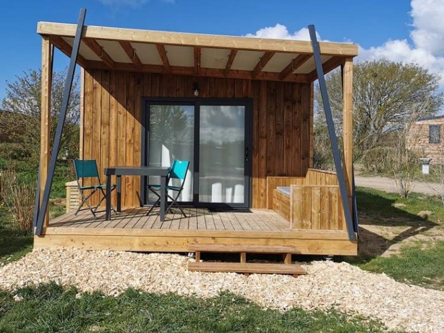 Camping Pas Cher vous présente avec son site Officiel campingpascher.fr, le Camping Le Village De Cottages Pôle Du Cheval Et De L'Ane classé 3 étoiles, situé sur la commune de Lignieres dans le département Cher (Centre Val De Loire) en France. Le camping Le Village De Cottages Pôle Du Cheval Et De L'Ane vous propose un hébergement de type chalet de 16 m² avec climatisation (télévision). L'établissement vous propose 7 autres types d'hébergements. Découvrez tous nos séjours à petits prix dans la commune et aux alentours de Lignieres du département : Cher (Centre Val De Loire). Les Avis clients pour le Camping Le Village De Cottages Pôle Du Cheval Et De L'Ane sont de 6 sur 10. Piscine chauffée, Piscine extérieure, Aire de jeux enfants, Baby-foot, Piscine, Boulangerie, Supermarché,... En savoir plus : cliquez-ICI.