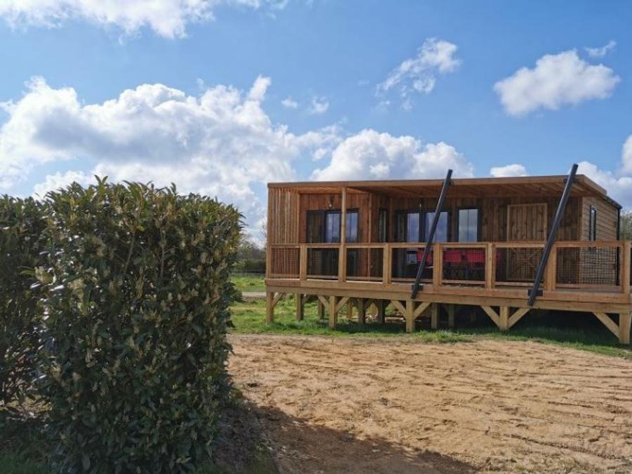 Camping Pas Cher vous présente avec son site Officiel campingpascher.fr, le Camping Le Village De Cottages Pôle Du Cheval Et De L'Ane classé 3 étoiles, situé sur la commune de Lignieres dans le département Cher (Centre Val De Loire) en France. Le camping Le Village De Cottages Pôle Du Cheval Et De L'Ane vous propose un hébergement de type chalet de 40 m² pour 8 personnes avec climatisation (télévision). L'établissement vous propose 7 autres types d'hébergements. Découvrez tous nos séjours à petits prix dans la commune et aux alentours de Lignieres du département : Cher (Centre Val De Loire). Les Avis clients pour le Camping Le Village De Cottages Pôle Du Cheval Et De L'Ane sont de 6 sur 10. Piscine chauffée, Piscine extérieure, Aire de jeux enfants, Baby-foot, Piscine, Boulangerie, Supermarché,... En savoir plus : cliquez-ICI.
