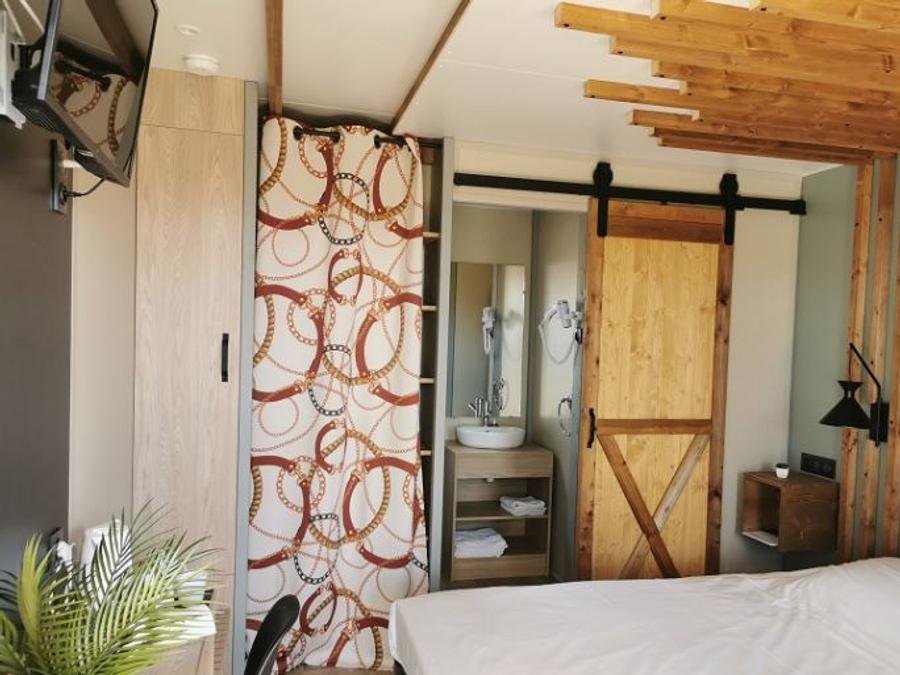 Camping Pas Cher vous présente avec son site Officiel campingpascher.fr, le Camping Le Village De Cottages Pôle Du Cheval Et De L'Ane classé 3 étoiles, situé sur la commune de Lignieres dans le département Cher (Centre Val De Loire) en France. Le camping Le Village De Cottages Pôle Du Cheval Et De L'Ane vous propose un hébergement de type chalet de 14 m² avec climatisation (télévision). L'établissement vous propose 7 autres types d'hébergements. Découvrez tous nos séjours à petits prix dans la commune et aux alentours de Lignieres du département : Cher (Centre Val De Loire). Les Avis clients pour le Camping Le Village De Cottages Pôle Du Cheval Et De L'Ane sont de 6 sur 10. Piscine chauffée, Piscine extérieure, Aire de jeux enfants, Baby-foot, Piscine, Boulangerie, Supermarché,... En savoir plus : cliquez-ICI.