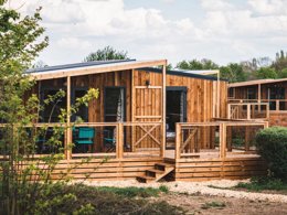 Camping Pas Cher vous présente avec son site Officiel campingpascher.fr, le Camping Le Village De Cottages Pôle Du Cheval Et De L'Ane classé 3 étoiles, situé sur la commune de Lignieres dans le département Cher (Centre Val De Loire) en France. Le camping Le Village De Cottages Pôle Du Cheval Et De L'Ane vous propose un hébergement de type chalet de 14 m² avec climatisation (télévision). L'établissement vous propose 7 autres types d'hébergements. Découvrez tous nos séjours à petits prix dans la commune et aux alentours de Lignieres du département : Cher (Centre Val De Loire). Les Avis clients pour le Camping Le Village De Cottages Pôle Du Cheval Et De L'Ane sont de 6 sur 10. Piscine chauffée, Piscine extérieure, Aire de jeux enfants, Baby-foot, Piscine, Boulangerie, Supermarché,... En savoir plus : cliquez-ICI.