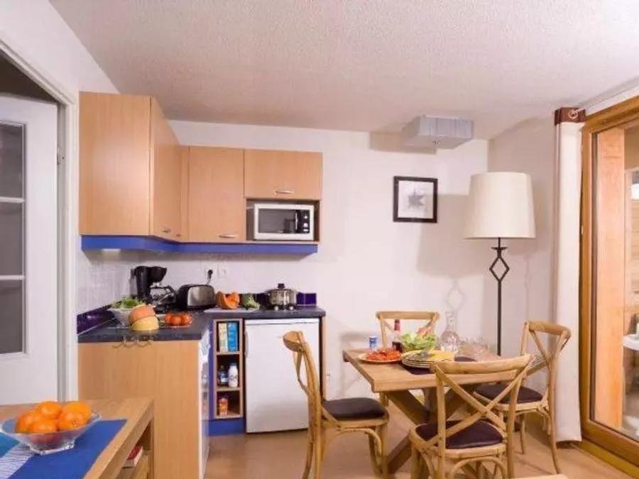 Camping Pas Cher vous présente avec son site Officiel campingpascher.fr, la Résidence Madame Vacances - Parc Des Airelles classé 3 étoiles, située sur la commune de Les Orres dans le département Hautes-alpes (Provence Alpes Côte D'azur) en France. La résidence Madame Vacances - Parc Des Airelles, vous présente un hébergement de type appartement de 20 m² pour 3 personnes et télévision. La résidence Madame Vacances - Parc Des Airelles vous proposeun séjour PAS CHER avec une REMISEdu vendredi 26 juin au vendredi 03 juillet 2026, en promotion à -35% pour 7 nuits à 226,85 € au lieu de 349,0 € soit une Économie de 122,15 €. Cette location propose 41 dates différentes pour réserver votre séjour. Découvrez également les 10 autres gammes d'hébergements de la résidence. Lac, Piscine chauffée, Piscine couverte, Baby-foot, Ping-pong, Pétanque, Randonnée, Salle de jeux vidéo, Terrain de badminton, Terrain de football, Dépôt de pain,... En savoir plus : cliquez-ICI.