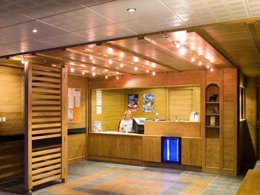 Camping Pas Cher vous présente avec son site Officiel campingpascher.fr, la Résidence Parc Des Airelles classé 3 étoiles, située sur la commune de Les Orres dans le département Hautes-alpes (Provence Alpes Côte D'azur) en France. La résidence Parc Des Airelles, vous présente un hébergement de type appartement de 20 m² pour 3 personnes et télévision. La résidence Parc Des Airelles vous proposeun séjour PAS CHER avec une REMISEdu sam. 27 juin au sam. 04 juillet 2026, en promotion à -35% pour 7 nuits à 226,85 € au lieu de 349,0 € soit une Économie de 122,15 €. Cette location propose 61 dates différentes pour réserver votre séjour. Découvrez également les 10 autres gammes d'hébergements de la résidence. Lac, Piscine chauffée, Piscine couverte, Baby-foot, Ping-pong, Pétanque, Randonnée, Salle de jeux vidéo, Terrain de badminton, Terrain de football, Dépôt de pain,... En savoir plus : cliquez-ICI.