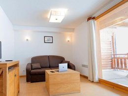 Camping Pas Cher vous présente avec son site Officiel campingpascher.fr, la Résidence Parc Des Airelles classé 3 étoiles, située sur la commune de Les Orres dans le département Hautes-alpes (Provence Alpes Côte D'azur) en France. La résidence Parc Des Airelles, vous présente un hébergement de type appartement de 28 m² et télévision. La résidence Parc Des Airelles vous proposeun séjour PAS CHER avec une REMISEdu sam. 27 juin au sam. 04 juillet 2026, en promotion à -35% pour 7 nuits à 246,35 € au lieu de 379,0 € soit une Économie de 132,65 €. Cette location propose 60 dates différentes pour réserver votre séjour. Découvrez également les 10 autres gammes d'hébergements de la résidence. Lac, Piscine chauffée, Piscine couverte, Baby-foot, Ping-pong, Pétanque, Randonnée, Salle de jeux vidéo, Terrain de badminton, Terrain de football, Dépôt de pain,... En savoir plus : cliquez-ICI.