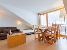 Camping Pas Cher vous présente avec son site Officiel campingpascher.fr, la Résidence Parc Des Airelles classé 3 étoiles, située sur la commune de Les Orres dans le département Hautes-alpes (Provence Alpes Côte D'azur) en France. La résidence Parc Des Airelles, vous présente un hébergement de type appartement de 36 m² pour 2 personnes et télévision. La résidence Parc Des Airelles vous proposeun séjour PAS CHER avec une REMISEdu sam. 27 juin au sam. 04 juillet 2026, en promotion à -34% pour 7 nuits à 291,85 € au lieu de 449,0 € soit une Économie de 157,15 €. Cette location propose 59 dates différentes pour réserver votre séjour. Découvrez également les 10 autres gammes d'hébergements de la résidence. Lac, Piscine chauffée, Piscine couverte, Baby-foot, Ping-pong, Pétanque, Randonnée, Salle de jeux vidéo, Terrain de badminton, Terrain de football, Dépôt de pain,... En savoir plus : cliquez-ICI.