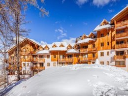 Camping Pas Cher vous présente avec son site Officiel campingpascher.fr, la Résidence Parc Des Airelles classé 3 étoiles, située sur la commune de Les Orres dans le département Hautes-alpes (Provence Alpes Côte D'azur) en France. La résidence Parc Des Airelles, vous présente un hébergement de type appartement de 28 m² et télévision. La résidence Parc Des Airelles vous proposeun séjour PAS CHER avec une REMISEdu sam. 27 juin au sam. 04 juillet 2026, en promotion à -35% pour 7 nuits à 246,35 € au lieu de 379,0 € soit une Économie de 132,65 €. Cette location propose 60 dates différentes pour réserver votre séjour. Découvrez également les 10 autres gammes d'hébergements de la résidence. Lac, Piscine chauffée, Piscine couverte, Baby-foot, Ping-pong, Pétanque, Randonnée, Salle de jeux vidéo, Terrain de badminton, Terrain de football, Dépôt de pain,... En savoir plus : cliquez-ICI.